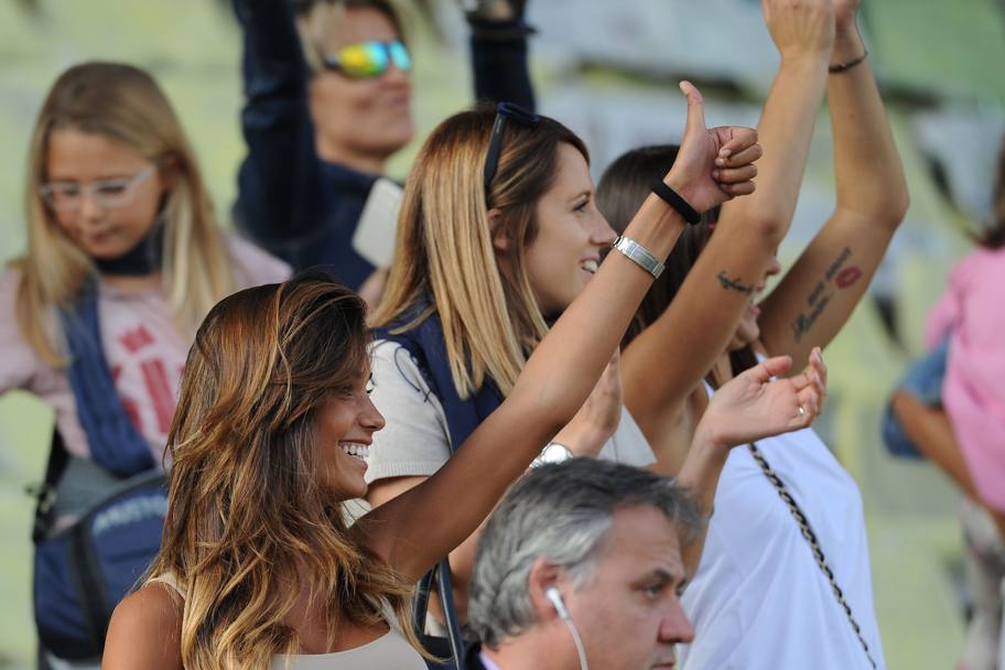 Pollice alto, cenno d&#39;intesa. Matri segna il suo terzo gol con la maglia del Genoa, il 2-1 decisivo contro il Parma, e sugli spalti del Tardini esplode la gioia della bella compagna, Federica Nargi. LaPresse 